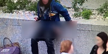 Žena močila u pomníku "Díky, Ameriko!"