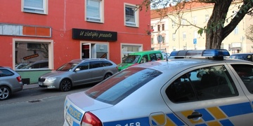 Maskovaný obvazy a se střelnou zbraní v ruce - policie shání svědky!