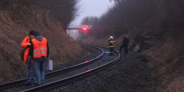 Muž skočil před rozjetý vlak
