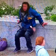 Na Americké se vymočila do fontány - prý tím protestovala