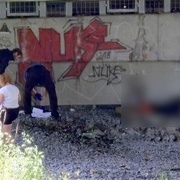 Pod mostem na Rokycanské našel muž s malým chlapcem mrtvého muže