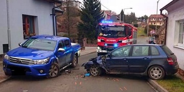 Střet vozů zcela zablokoval silnici