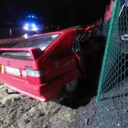 Auto po nehodě skončilo v plotě