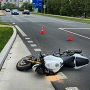 Střet motocyklu s osobním vozem u nákupního centra Olympia