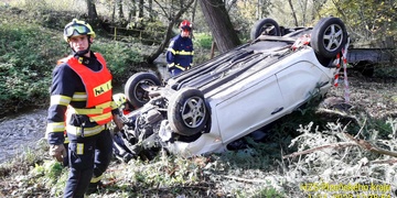 Převrácené auto skončilo na střeše na břehu potoka