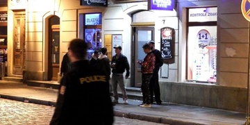 Opilí mladiství řádili v centru Plzně