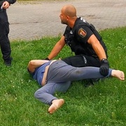 Žena ozbrojená nůžkami se pohybovala na dětském pískovišti