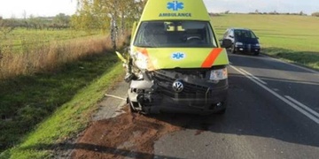 Střet sanitky s protijedoucím osobním vozem