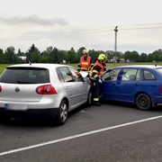 Dva vozy po střetu skončily ve svodidlech