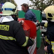 Další ňouma uvízlý v kontejneru. Někteří lidé se nikdy nepoučí, že i když dovnitř to jde, opačně to jít nemusí