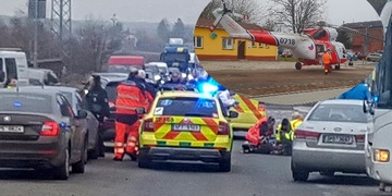 Vozidlo srazilo a velice vážně zranilo chodce, na místě probíhala resuscitace