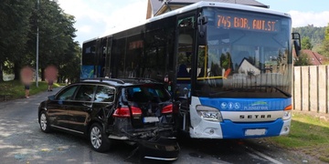 Střet autobusu s autem