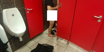 Muž konající očistu v záchodě, řidička pod vlivem drog i opilí bezdomovci u nádraží