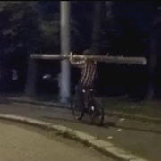 Cesta Plzní s ukradenou kládou měla noční předehru