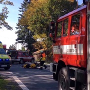 Střet motorky s autem uzavřel silnici