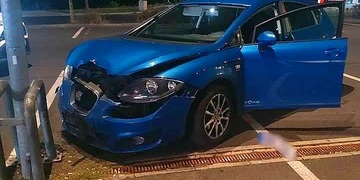 Řidič na téměř prázdném parkovišti přehlédl sloup veřejného osvětlení