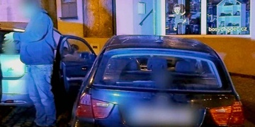 Silně opilý řidič se zákazem řízení na sebe sám upozornil