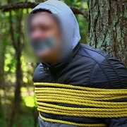 Feťáka svázali jak prase před porážkou