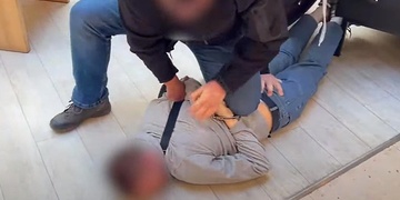 Dva osmnáctiletí Ukrajinci od oběti vybrali více než tři miliony, když šli pro další peníze, past kriminalistů sklapla