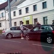 Pozor nehoda na Karlovarské i Zábělské