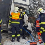 Vážná nehoda na dálnici D5, na místě přistává vrtulník