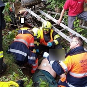 Jezdec se i se svou čtyřkolkou zřítil do strže