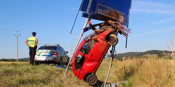 Slečna pověsila auto na ceduli a dál jela sanitkou