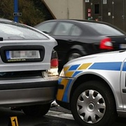 Řidič během couvání přehlédl stojící auto, bohužel pro něj bylo policejní