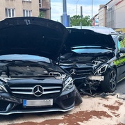 Střet dvou Mercedesů na Slovanské třídě