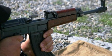 Muž na nádraží střílel ze samopalu jen tak, pro zábavu