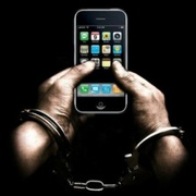Policisté vyšetřují hned dva trestné činy spojené s mobily 