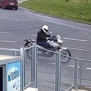 Poznáte motocyklistu na fotografii? Ujel od dopravní nehody