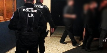 Zbitá dívka v nemocnici i prchající útočníci