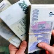 Podvodník z naivní ženy vylákal téměř milion korun