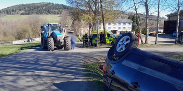 Vůz se po střetu s traktorem převrátil na střechu