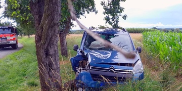 Řidička se ohlédla na děti, vyjela ze silnice a narazila do stromu