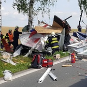 Vážná nehoda dodávky uzavřela silnici, muže z vozu vystříhali hasiči