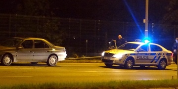 Policisté narkomanovi zabavili jeho Peugeot jako kauci