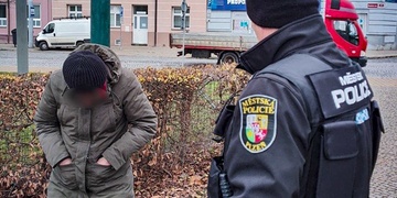 Muž pomočil zastávku a pak nadýchal téměř čtyři promile