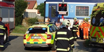 Vlak smetl auto i se dvěma dětmi