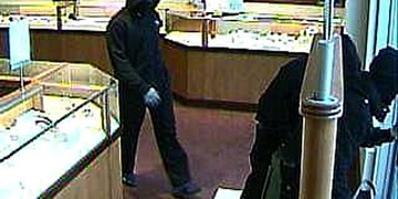 Se zbraní v ruce uloupil šperky za půl milionu