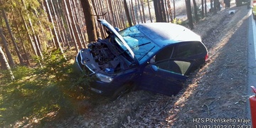 Mladý řidič s autem narazil do stromu