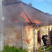 Hasiči právě likvidují požár domu