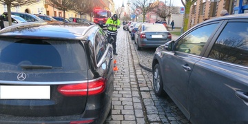 Dívka vešla přímo před auto