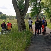 Motorkář zemřel po střetu se stromem, jeho tělo našli až druhý den