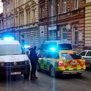 Našli ho s nožem v hrudníku - zvláštní pokus o sebevraždu