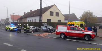 Vůz po čelním střetu skončil ve sloupu