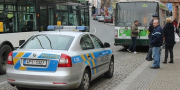 Malé dítě se samo vydalo na projížďku trolejbusem