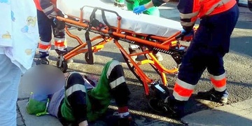Popelářský vůz přimáčkl a zranil popeláře stojícího na stupačce