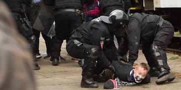 Křik a výbuchy zaznívající z nádraží bylo jen cvičení